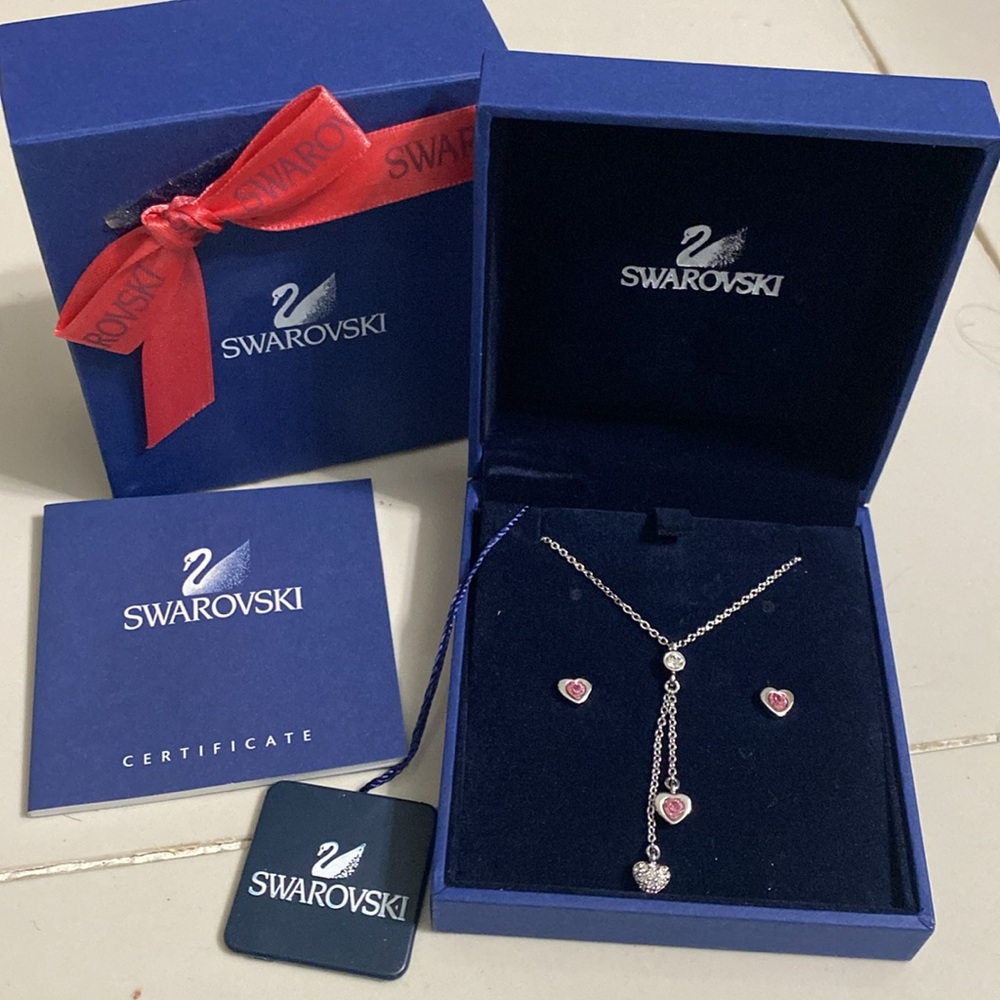 Beautiful Pink Heart Necklace and earrings set! Brand New in box!